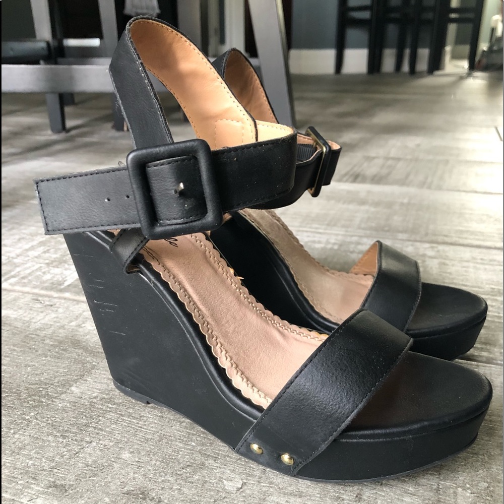 Black wedge heels